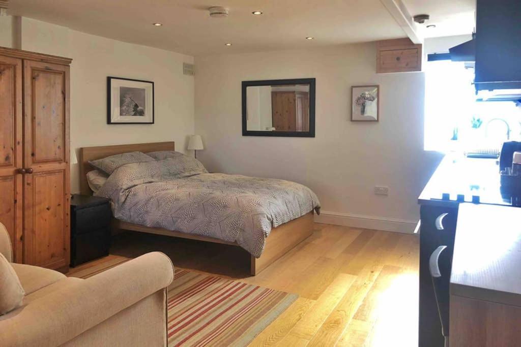 Modern Studio Apartment Near Town Centre 풀 외부 사진