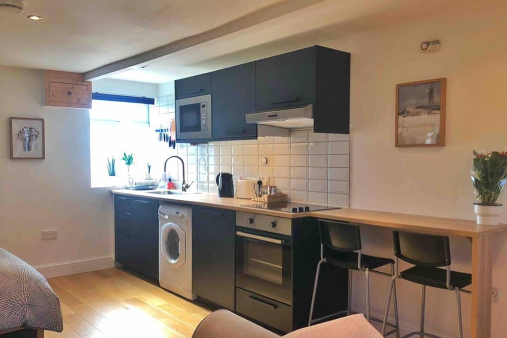 Modern Studio Apartment Near Town Centre 풀 외부 사진